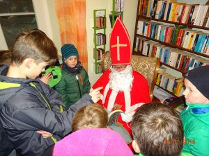 dem-heiligen-nikolaus-lauschen-die-kinder-gern-kopie