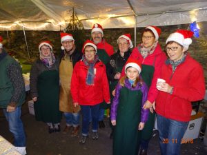 grosse-und-kleine-helfer-beim-adventsglueh-in-herschwiesen-kopie